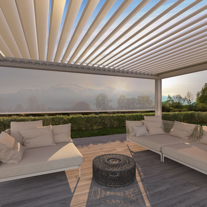 Terrassensituatie met een overdekking, ligstoelen en een ronde tafel. Lichtkleurige stoffen en een heldere blauwe lucht. Terrassensituatie met een overdekking, ligstoelen en een ronde tafel. Lichtkleurige stoffen en een heldere blauwe lucht.