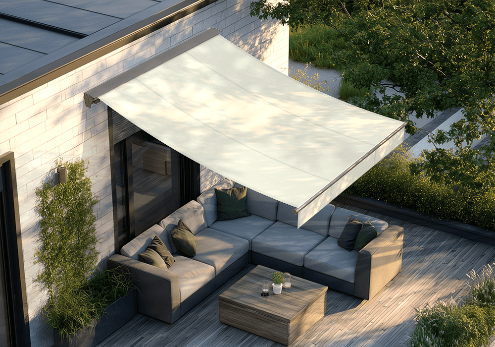 Een terrassituatie met een lichtbeige markise die over een zithoek hangt. Topas II MiniMax