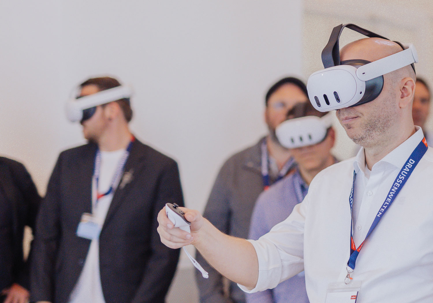 Een groep mensen met virtual reality-brillen, enkele met een microfoon in de hand.