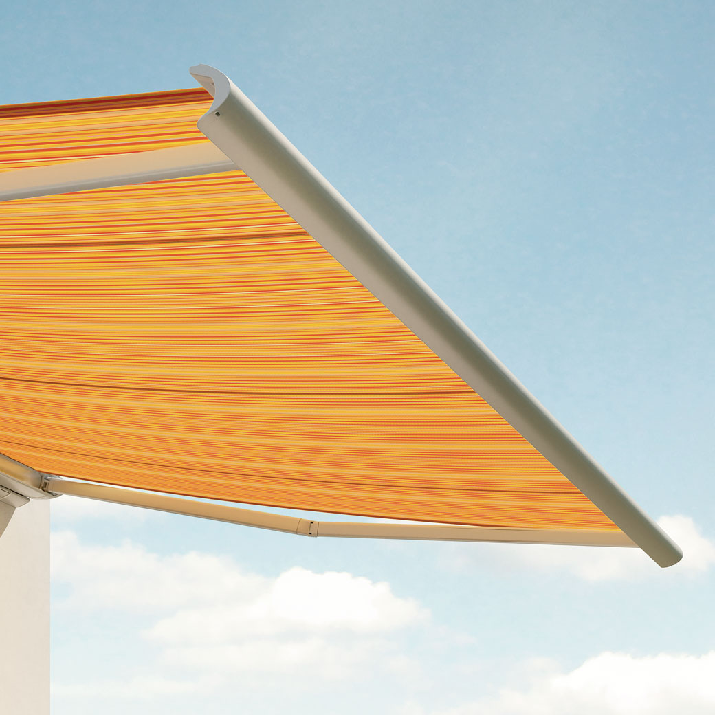 Markise mit orangefarbenem Markisentuch und hellgrauem Gestell vor einem blauen Himmel.