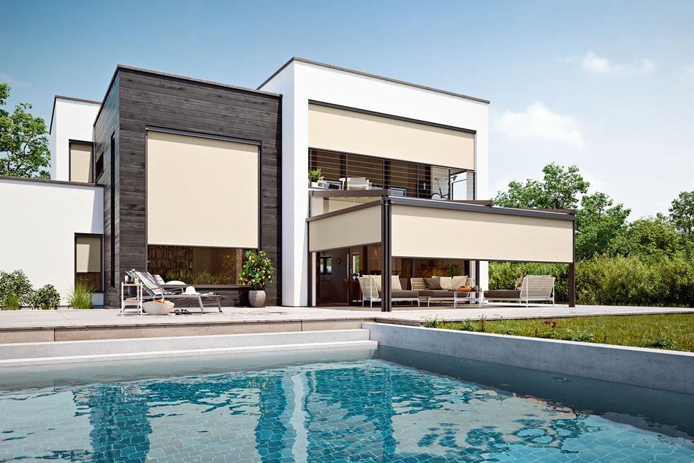 Moderne woning met grote ramen, zonnebescherming en zwembad, onder een heldere blauwe lucht. Moderne woning met grote ramen, zonnebescherming en zwembad, onder een heldere blauwe lucht.