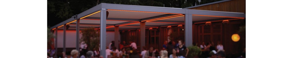 Moderne overkapping met sfeerverlichting en een drukke terrasomgeving.