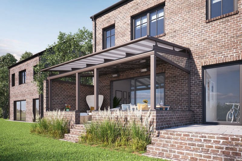Moderne woning met een overkapping en grote ramen, omringd door groen gras en bomen. Moderne woning met een overkapping en grote ramen, omringd door groen gras en bomen.