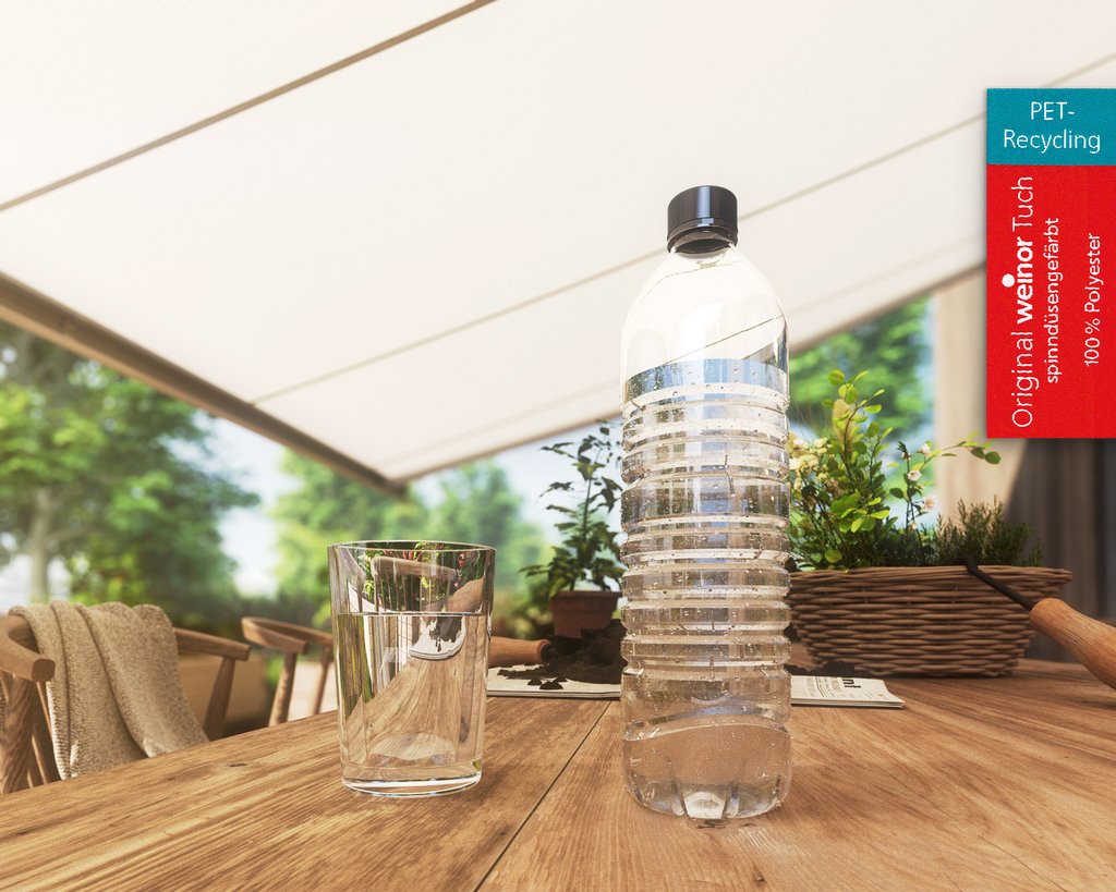 Een tafel met een waterfles en een glas, met een zonnige achtergrond en groene planten. Een tafel met een waterfles en een glas, met een zonnige achtergrond en groene planten.