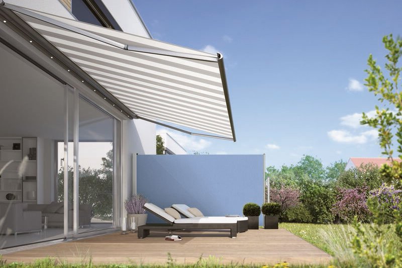 Terrassensituatie met een uitschuifbare zonnescherm en een zonnige, lichte achtergrond. Terrassensituatie met een uitschuifbare zonnescherm en een zonnige, lichte achtergrond.