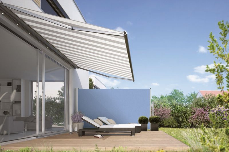 Terrassensituatie met een uitschuifbare zonnescherm en een zonnige, lichte achtergrond.