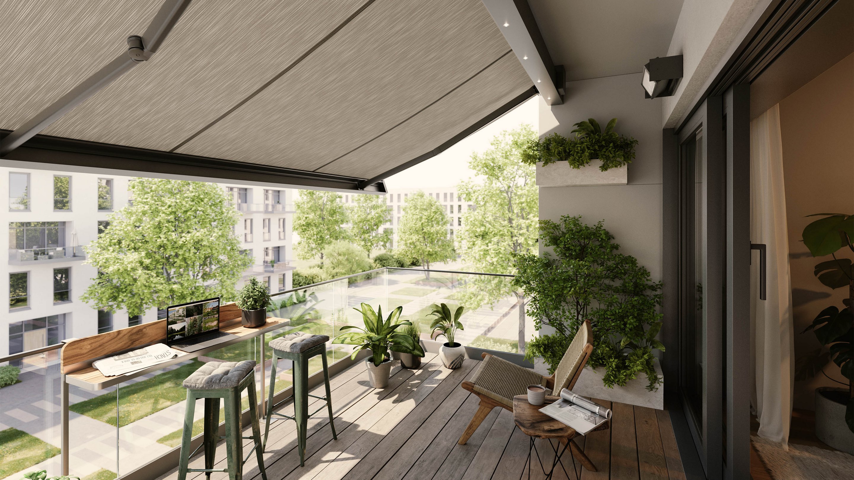Terrassensituation mit Markise, Überdachung, Pflanzen und modernen Möbeln, umgeben von grünen Bäumen und Gebäuden.