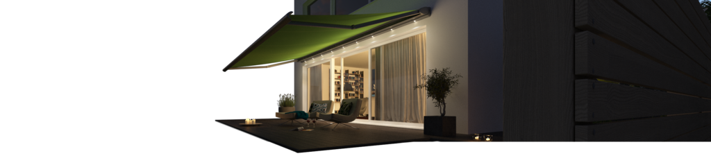 Een moderne woning met een groene zonnescherm, sfeervolle verlichting en een terrassensituatie in de avond.
