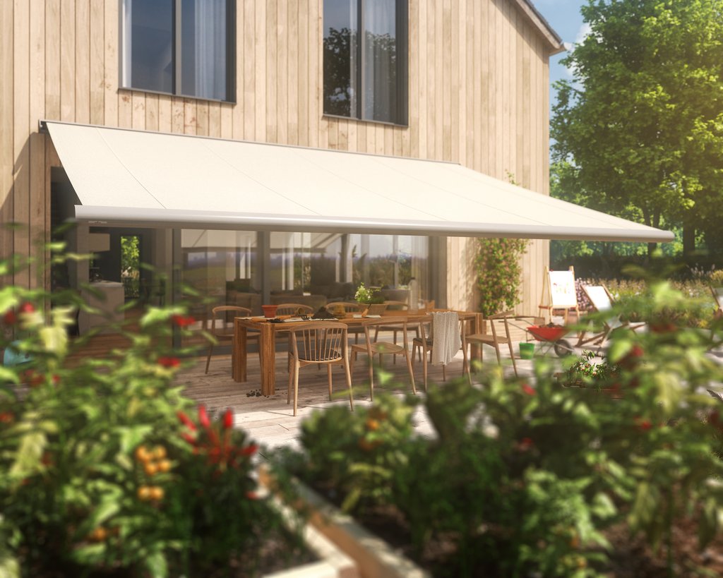 Een moderne overkapping met een crème kleurig zonweringdoek boven een houten terrassensituatie. Een moderne overkapping met een crème kleurig zonweringdoek boven een houten terrassensituatie.