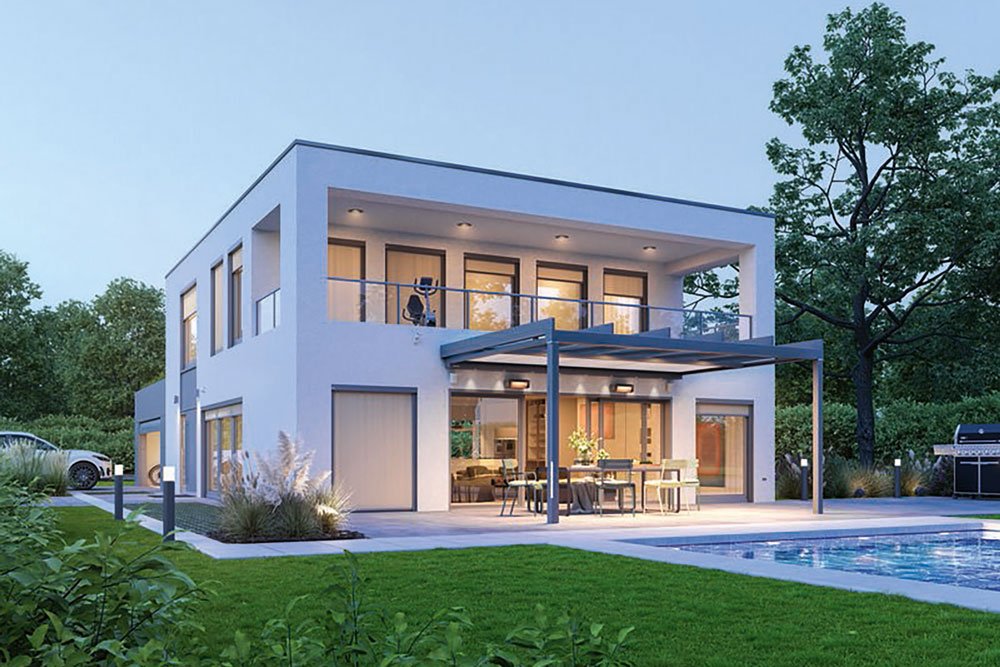 Moderne villa met lichtgekleurde gevel, grote ramen en een terras bij een zwembad, omringd door groen. Moderne villa met lichtgekleurde gevel, grote ramen en een terras bij een zwembad, omringd door groen.