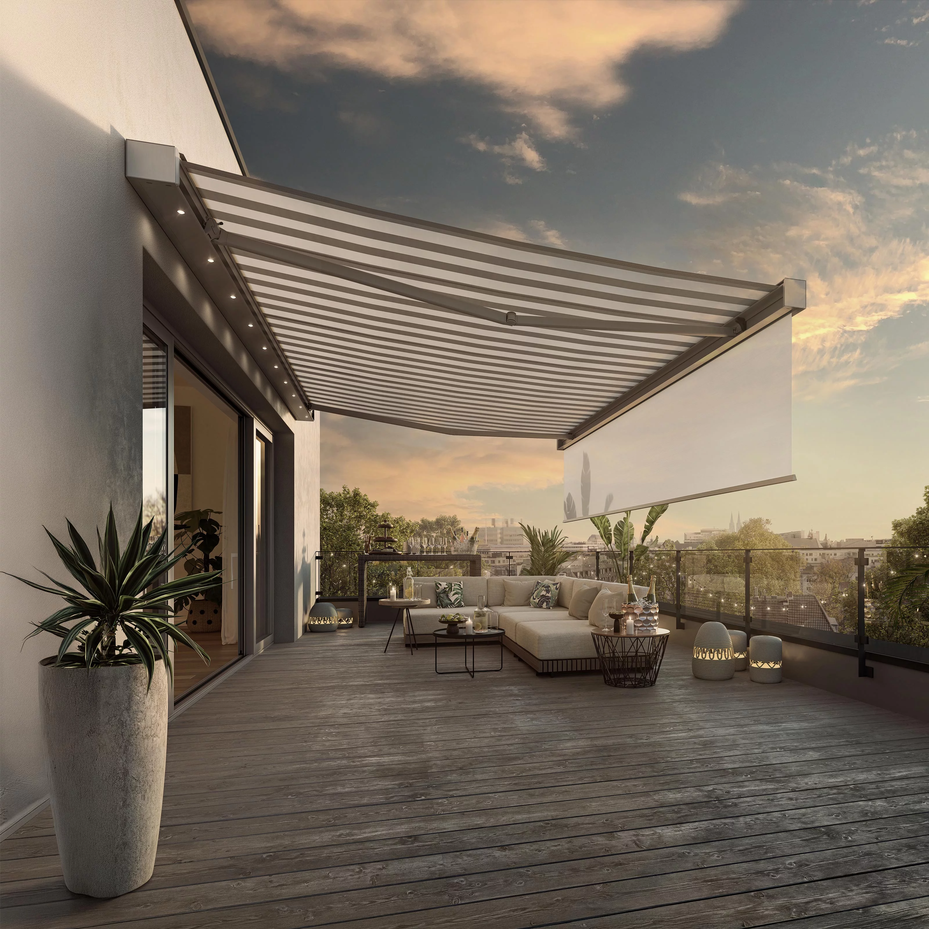Een moderne terrassituatie met een gestreepte markies en planten in een pot.