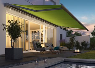 Overkapping met een helder groene zonnescherm, een moderne terrassensituatie en een rustige sfeer. 