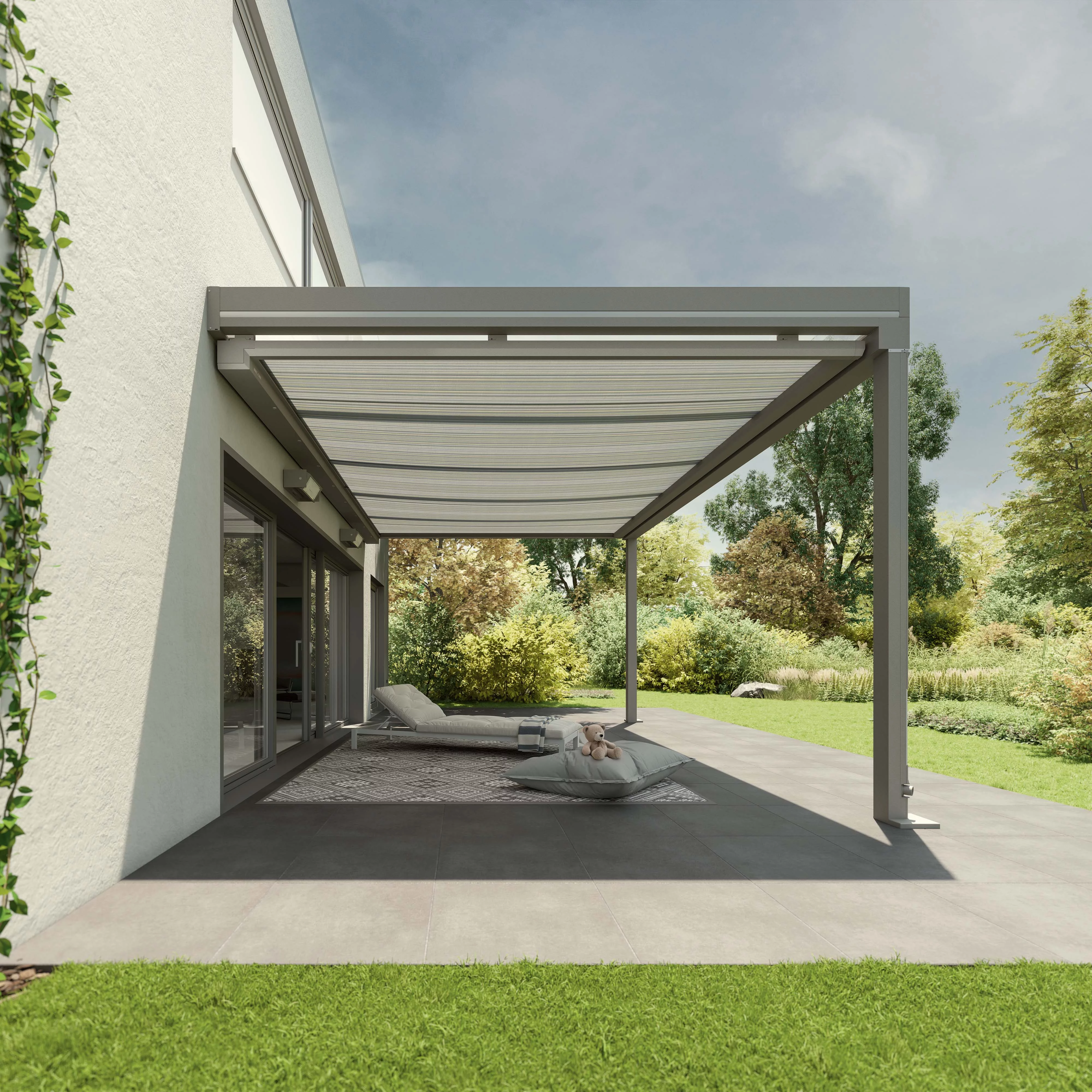 Terrassensituatie met een grijze overkapping en groene omgeving rondom een modern huis.