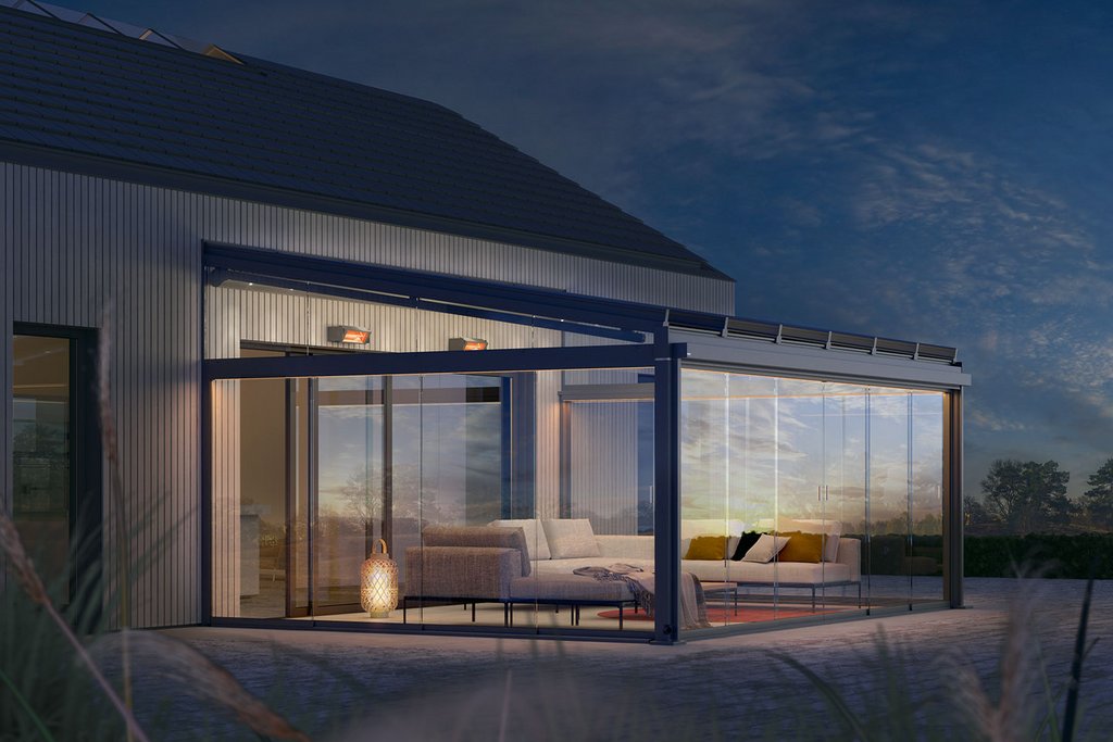 Moderne woning met een glazen wintergarten en een overkapping, in een schemerige lucht. Moderne woning met een glazen wintergarten en een overkapping, in een schemerige lucht.