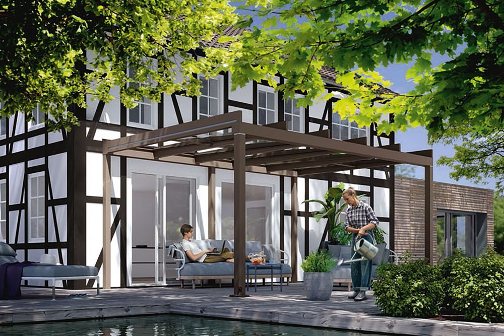 Moderne woning met overkapping, terras en groot groen gebied rondom een vijver. Moderne woning met overkapping, terras en groot groen gebied rondom een vijver.