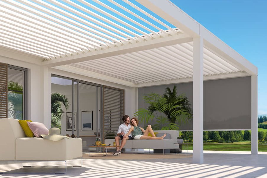 Moderne overkapping met lamellen en loungezitplek, omringd door groen en een heldere lucht.