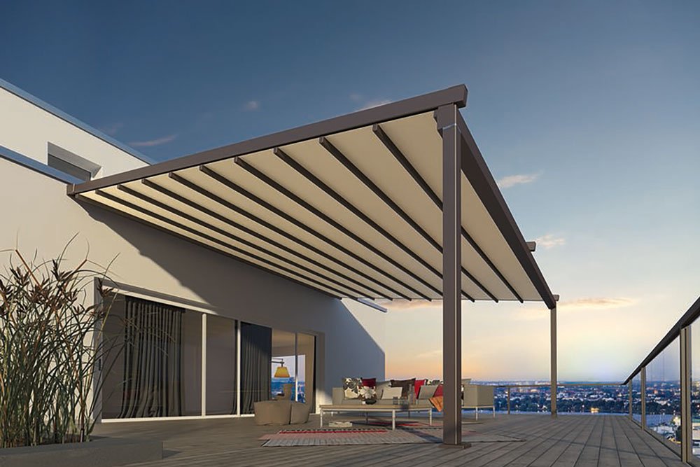 Een moderne overkapping met een lichtgekleurde doek, zicht op een terras met een stadslandschap op de achtergrond. Een moderne overkapping met een lichtgekleurde doek, zicht op een terras met een stadslandschap op de achtergrond.