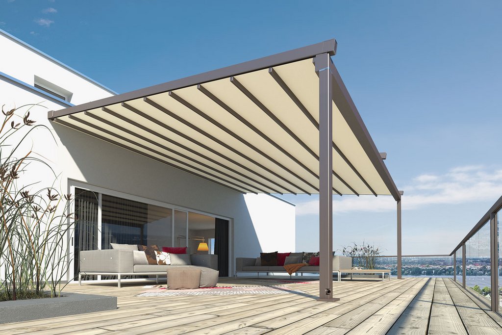 Een moderne overkapping met een zonnedak, geplaatst op een houten terras met zicht op de omgeving. Een moderne overkapping met een zonnedak, geplaatst op een houten terras met zicht op de omgeving.