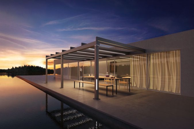 Moderne overkapping met een terras en grote ramen, bij zonneondergang aan het water. Moderne overkapping met een terras en grote ramen, bij zonneondergang aan het water.