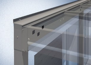 Detailopname van een glazen schiebewand met een metalen frame, helder en functioneel ontwerp. 