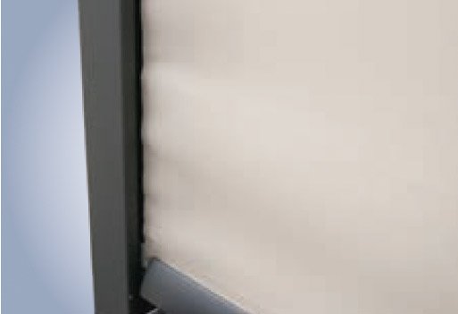 Beige zonweringdoek met een donkergrijze frame, deels uitgerold. Beige zonweringdoek met een donkergrijze frame, deels uitgerold.