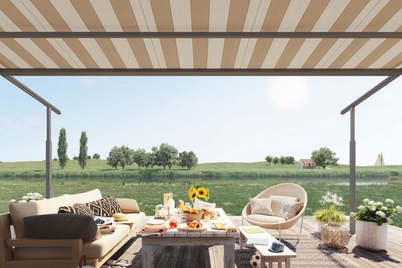 Terrassensituatie met een overkapping, meubels en een uitzicht op een groene omgeving. Terrassensituatie met een overkapping, meubels en een uitzicht op een groene omgeving.