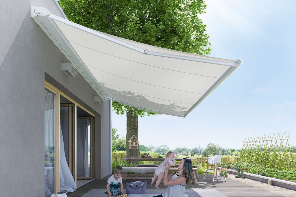 Een moderne terrassensituatie met een grote witte zonnescherm, groene natuur en mensen die ontspannen. Een moderne terrassensituatie met een grote witte zonnescherm, groene natuur en mensen die ontspannen.