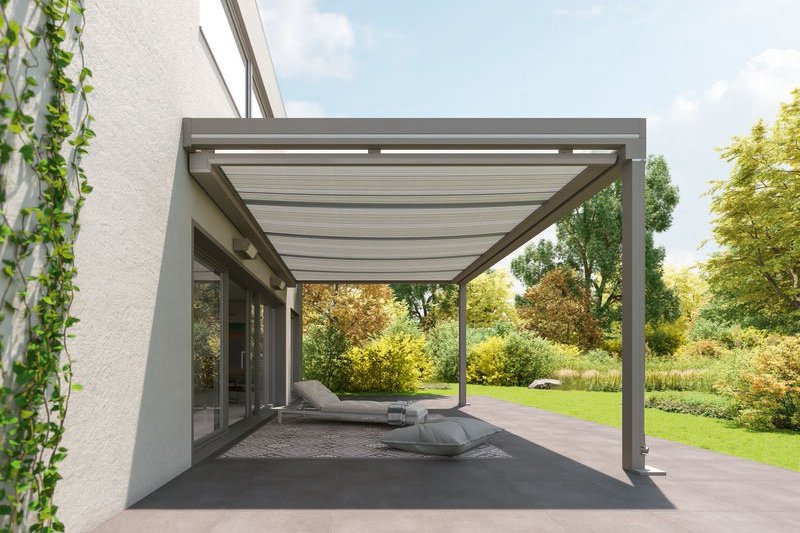 Moderne overkapping met glazen dak en zithoek in een groene tuin. Moderne overkapping met glazen dak en zithoek in een groene tuin.