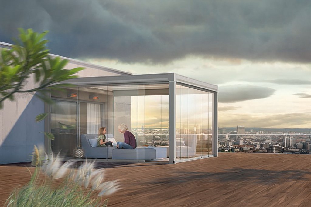 Een moderne serrezonnescherm met twee personen, uitzicht op een stad en een houten vloer. Een moderne serrezonnescherm met twee personen, uitzicht op een stad en een houten vloer.