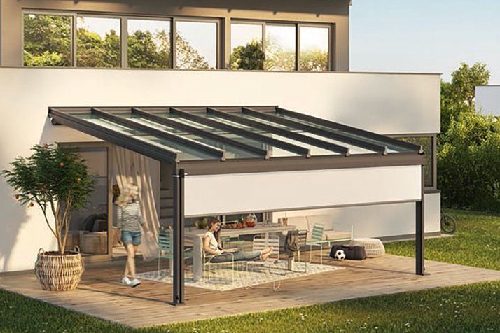 Moderne overkapping met glazen schuifwanden, geïntegreerd in een stijlvolle woonomgeving.
