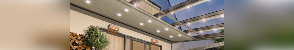 Uitzicht op een moderne overkapping met verlichting en een glazen dakconstructie.