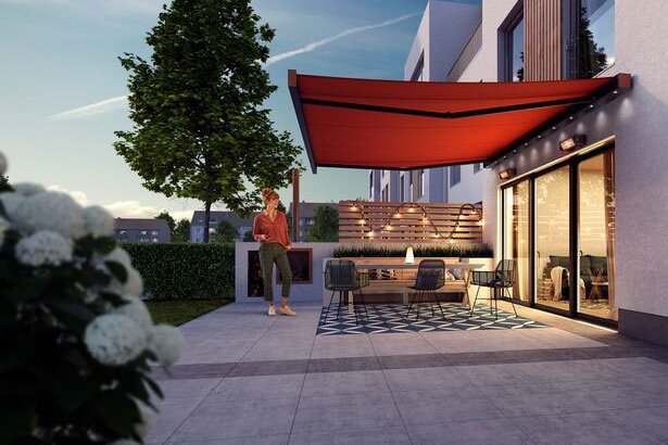 Een moderne terrassensituatie met een rode zonnescherm en een stijlvolle uitstraling. Een moderne terrassensituatie met een rode zonnescherm en een stijlvolle uitstraling.