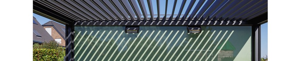 Schaduwen van een overkapping met zonnepanelen en een groene wand in de achtergrond. Schaduwen van een overkapping met zonnepanelen en een groene wand in de achtergrond.