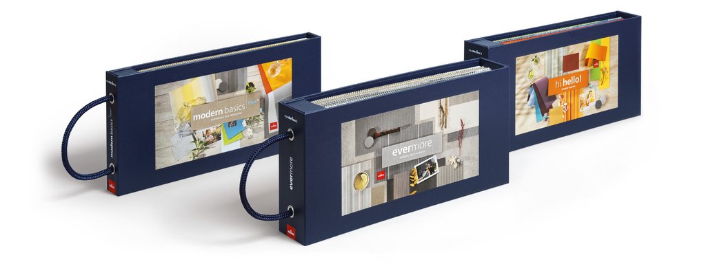 Drie rechthoekige boeken met verschillende omslagen en een blauwe achtergrond. Drie rechthoekige boeken met verschillende omslagen en een blauwe achtergrond.