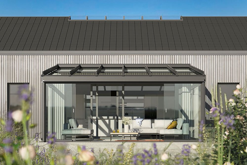 Moderne woning met overkapping, grote glazen wanden en een strakke zwarte afwerking.