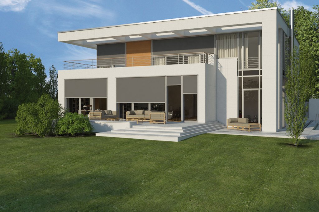 Moderne woning met grote ramen, terrassituatie en schaduw van markiezen. Groene tuin en blauwe lucht. Moderne woning met grote ramen, terrassituatie en schaduw van markiezen. Groene tuin en blauwe lucht.