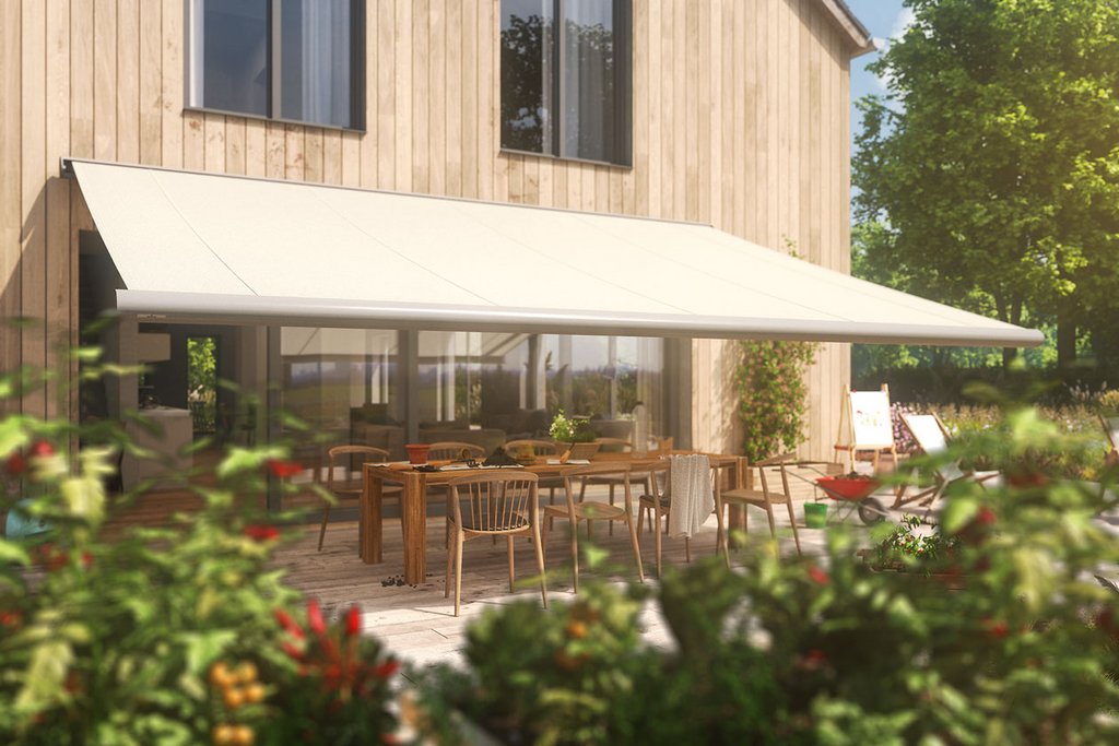 zonnescherm voor een terras met houten gevel, groene planten en een zonnige setting. zonnescherm voor een terras met houten gevel, groene planten en een zonnige setting.