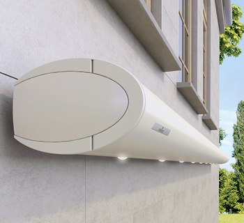 Lange witte zonneschermkast aan de muur met een gladde, ronde vorm en LED-spots.