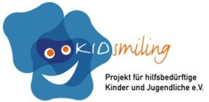Blauw logo met een lachende mond en oranje ogen, tekst "KIDsmiling".