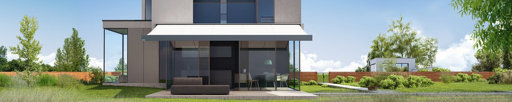 Modern huis met een markies en een tegelterras, omgeven door groen en een heldere blauwe lucht.