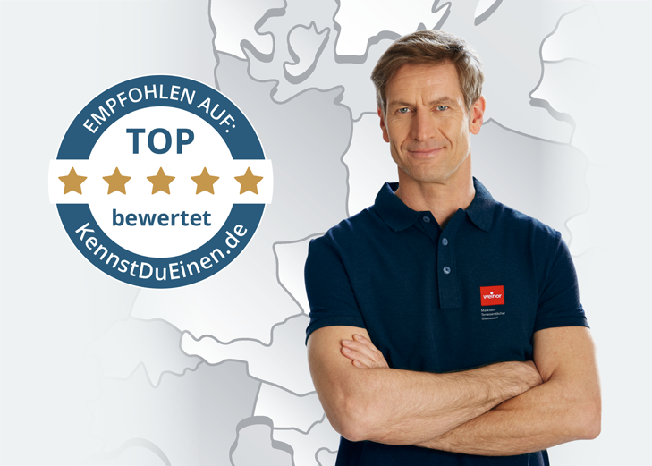 Een man in een polo met gekruiste armen, een sterrenbeoordeling en een achtergrond van een kaart.