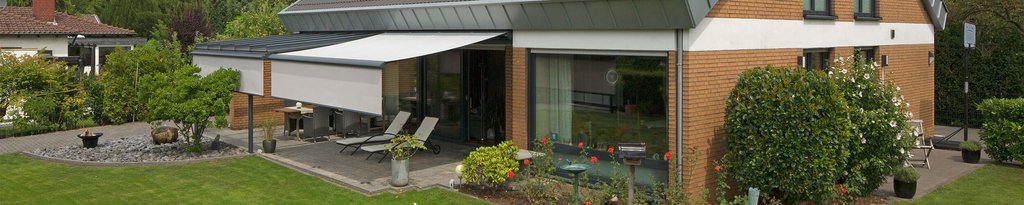 Een moderne woning met een overkapping, terrassensituatie en groen rondom. Een moderne woning met een overkapping, terrassensituatie en groen rondom.
