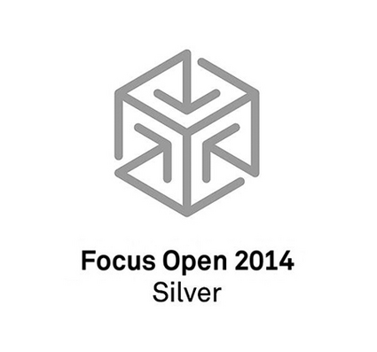 Zilveren logo van Focus Open 2014 met geometrisch ontwerp.