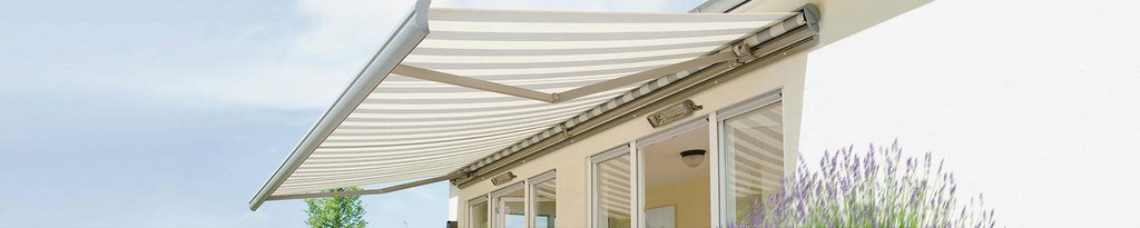 Een opvallende zonnescherm met strepen, gemonteerd aan de gevel van een huis. Een opvallende zonnescherm met strepen, gemonteerd aan de gevel van een huis.