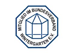 Octagon met een geometrische vorm en tekst rondom een transparante constructie. Octagon met een geometrische vorm en tekst rondom een transparante constructie.
