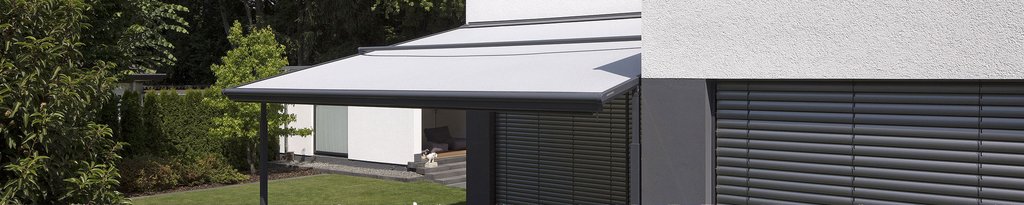 zonnescherm in lichte kleur, bevestigd aan een moderne gevel, met een groene omgeving en een strakke vorm. zonnescherm in lichte kleur, bevestigd aan een moderne gevel, met een groene omgeving en een strakke vorm.