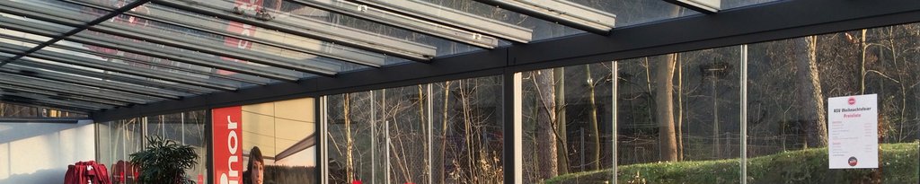 Moderne overkapping met glazen wanden en een stijlvol, strak ontwerp. Moderne overkapping met glazen wanden en een stijlvol, strak ontwerp.