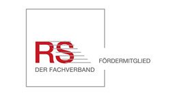 Logo met de letters RS in rood en zwart, omgeven door een vierkant met de tekst "FÖRDERMITGLIED". Logo met de letters RS in rood en zwart, omgeven door een vierkant met de tekst "FÖRDERMITGLIED".