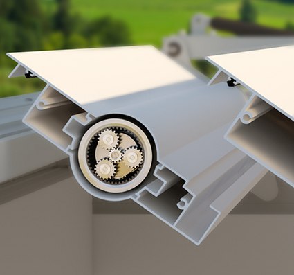 Detail van een zonneschermnkast met zichtbare tandwielen en een lichtgekleurde afwerking.