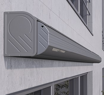 zonneschermkast in grijze kleur, bevestigd aan een muur, met een afgeronde bovenkant en verticale lijnen.